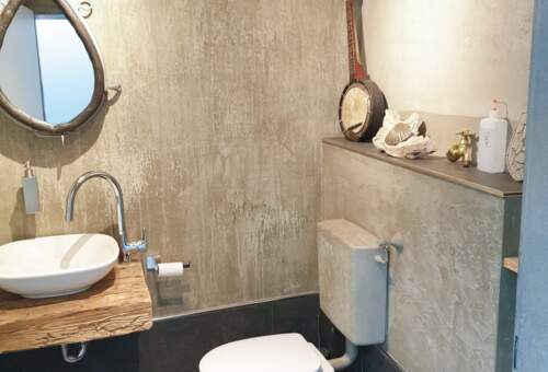 Badezimmer Sichtbetonoberflächen an Wänden und Spülkasten