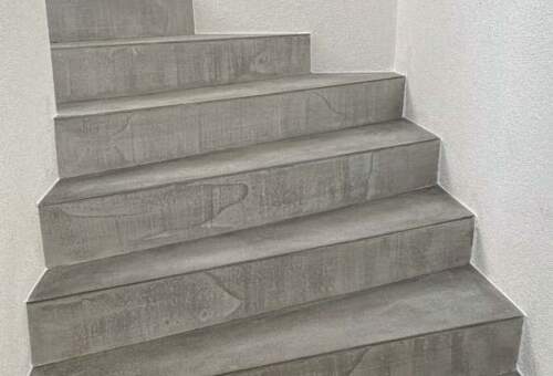 Treppenaufgang mit betonbeschichteten Treppenstufen